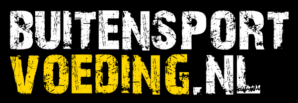 Tekstlogo met de tekst „BUITENSPORT VOEDING.NL”, waarbij „BUITENSPORT” in het wit en „VOEDING.NL” in het geel op een zwarte achtergrond staan. De letters hebben een verweerde, grunge-achtige textuur.